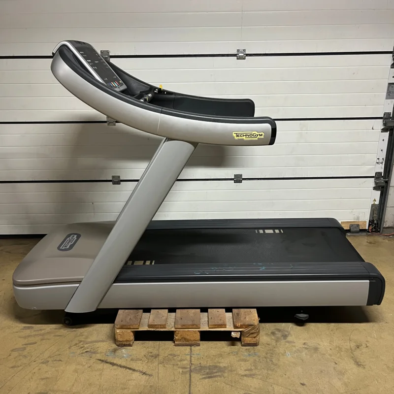 Unused Technogym Run Now 900 Treadmill Gray LED Seulement Aujourd'hui
